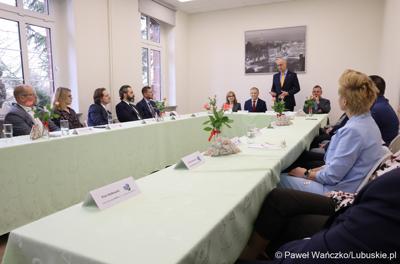 Na spotkaniu zorganizowanym w siedzibie szkoły gościli przedstawiciele Partnerstwa Lokalnych Pracodawców. Zrzesza ono firmy produkcyjne – zajmujące się m.in. prefabrykacją elementów betonowych, wytwarzaniem opakowań czy konstrukcji spawanych ze stali i aluminium.
