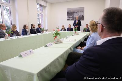 Na spotkaniu zorganizowanym w siedzibie szkoły gościli przedstawiciele Partnerstwa Lokalnych Pracodawców. Zrzesza ono firmy produkcyjne – zajmujące się m.in. prefabrykacją elementów betonowych, wytwarzaniem opakowań czy konstrukcji spawanych ze stali i aluminium.