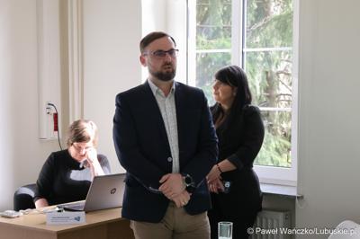 Na spotkaniu zorganizowanym w siedzibie szkoły gościli przedstawiciele Partnerstwa Lokalnych Pracodawców. Zrzesza ono firmy produkcyjne – zajmujące się m.in. prefabrykacją elementów betonowych, wytwarzaniem opakowań czy konstrukcji spawanych ze stali i aluminium.