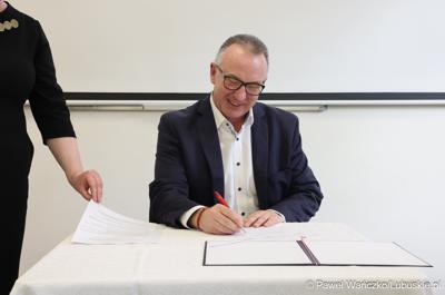 Na spotkaniu zorganizowanym w siedzibie szkoły gościli przedstawiciele Partnerstwa Lokalnych Pracodawców. Zrzesza ono firmy produkcyjne – zajmujące się m.in. prefabrykacją elementów betonowych, wytwarzaniem opakowań czy konstrukcji spawanych ze stali i aluminium.