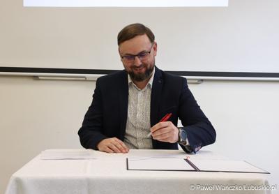 Na spotkaniu zorganizowanym w siedzibie szkoły gościli przedstawiciele Partnerstwa Lokalnych Pracodawców. Zrzesza ono firmy produkcyjne – zajmujące się m.in. prefabrykacją elementów betonowych, wytwarzaniem opakowań czy konstrukcji spawanych ze stali i aluminium.