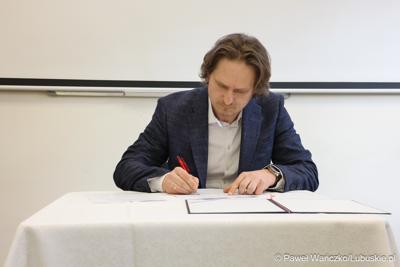 Na spotkaniu zorganizowanym w siedzibie szkoły gościli przedstawiciele Partnerstwa Lokalnych Pracodawców. Zrzesza ono firmy produkcyjne – zajmujące się m.in. prefabrykacją elementów betonowych, wytwarzaniem opakowań czy konstrukcji spawanych ze stali i aluminium.