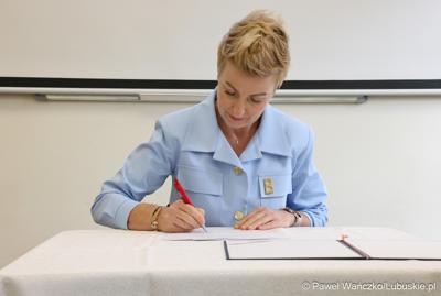 Na spotkaniu zorganizowanym w siedzibie szkoły gościli przedstawiciele Partnerstwa Lokalnych Pracodawców. Zrzesza ono firmy produkcyjne – zajmujące się m.in. prefabrykacją elementów betonowych, wytwarzaniem opakowań czy konstrukcji spawanych ze stali i aluminium.