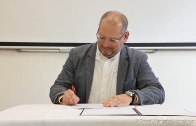 Na spotkaniu zorganizowanym w siedzibie szkoły gościli przedstawiciele Partnerstwa Lokalnych Pracodawców. Zrzesza ono firmy produkcyjne – zajmujące się m.in. prefabrykacją elementów betonowych, wytwarzaniem opakowań czy konstrukcji spawanych ze stali i aluminium.