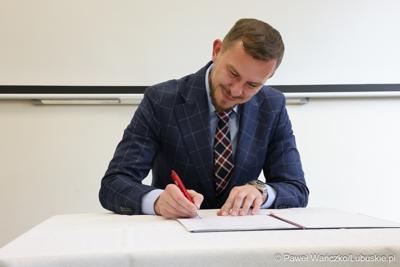 Na spotkaniu zorganizowanym w siedzibie szkoły gościli przedstawiciele Partnerstwa Lokalnych Pracodawców. Zrzesza ono firmy produkcyjne – zajmujące się m.in. prefabrykacją elementów betonowych, wytwarzaniem opakowań czy konstrukcji spawanych ze stali i aluminium.
