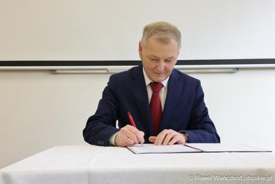 Na spotkaniu zorganizowanym w siedzibie szkoły gościli przedstawiciele Partnerstwa Lokalnych Pracodawców. Zrzesza ono firmy produkcyjne – zajmujące się m.in. prefabrykacją elementów betonowych, wytwarzaniem opakowań czy konstrukcji spawanych ze stali i aluminium.