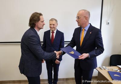 Na spotkaniu zorganizowanym w siedzibie szkoły gościli przedstawiciele Partnerstwa Lokalnych Pracodawców. Zrzesza ono firmy produkcyjne – zajmujące się m.in. prefabrykacją elementów betonowych, wytwarzaniem opakowań czy konstrukcji spawanych ze stali i aluminium.