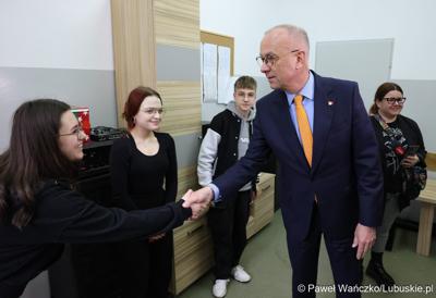 Marszałek Województwa Lubuskiego Marcin Jabłoński wita się z uczniami Zespołu Szkół Technicznych i Branżowych w Szprotawie