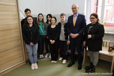 Marszałek Województwa Lubuskiego Marcin Jabłoński z uczniami Zespołu Szkół Technicznych i Branżowych w Szprotawie