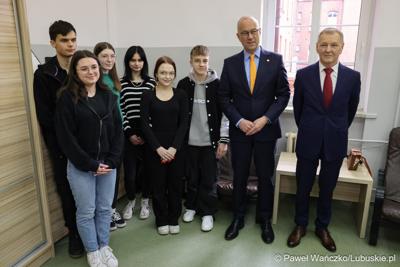 Marszałek Województwa Lubuskiego Marcin Jabłoński z uczniami Zespołu Szkół Technicznych i Branżowych w Szprotawie