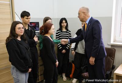 Marszałek Województwa Lubuskiego Marcin Jabłoński wita się z uczniami Zespołu Szkół Technicznych i Branżowych w Szprotawie