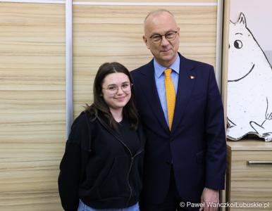 Marszałek Województwa Lubuskiego Marcin Jabłoński z uczennicą Zespołu Szkół Technicznych i Branżowych w Szprotawie