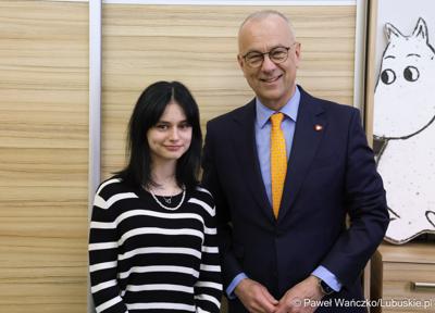 Marszałek Województwa Lubuskiego Marcin Jabłoński z uczennicą Zespołu Szkół Technicznych i Branżowych w Szprotawie