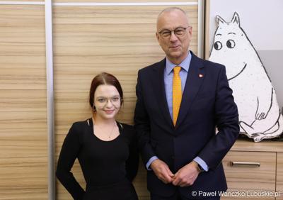 Marszałek Województwa Lubuskiego Marcin Jabłoński z uczennicą Zespołu Szkół Technicznych i Branżowych w Szprotawie