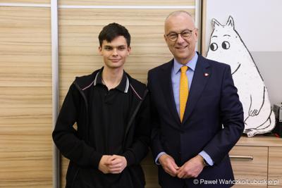 Marszałek Województwa Lubuskiego Marcin Jabłoński z uczniem Zespołu Szkół Technicznych i Branżowych w Szprotawie