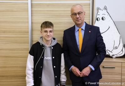 Marszałek Województwa Lubuskiego Marcin Jabłoński z uczniem Zespołu Szkół Technicznych i Branżowych w Szprotawie