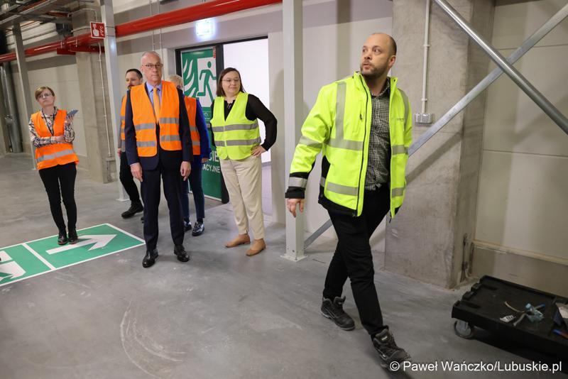 Marszałek Województwa Lubuskiego Marcin Jabłoński odwiedził firmę Hermes Fulfilment w Koninie Żagańskim