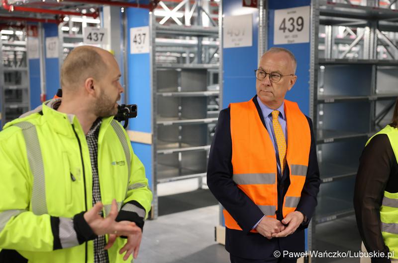 Marszałek Województwa Lubuskiego Marcin Jabłoński odwiedził firmę Hermes Fulfilment w Koninie Żagańskim