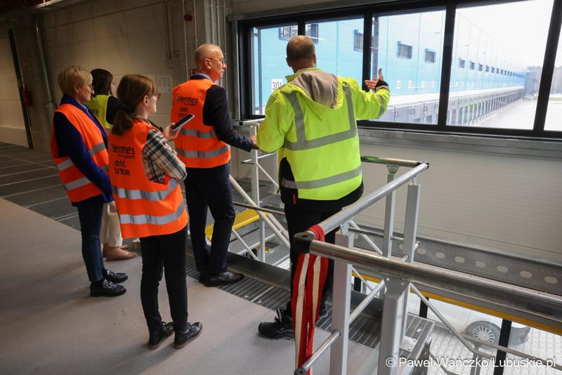 Marszałek Województwa Lubuskiego Marcin Jabłoński odwiedził firmę Hermes Fulfilment w Koninie Żagańskim