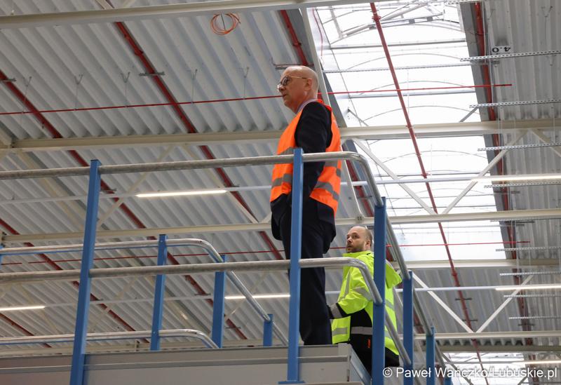 Marszałek Województwa Lubuskiego Marcin Jabłoński odwiedził firmę Hermes Fulfilment w Koninie Żagańskim