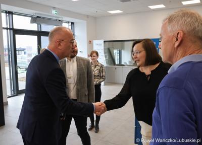 Marszałek Województwa Lubuskiego Marcin Jabłoński odwiedził firmę Hermes Fulfilment w Koninie Żagańskim