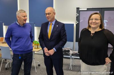 Marszałek Województwa Lubuskiego Marcin Jabłoński odwiedził firmę Hermes Fulfilment w Koninie Żagańskim