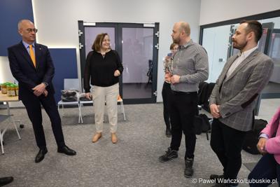 Marszałek Województwa Lubuskiego Marcin Jabłoński odwiedził firmę Hermes Fulfilment w Koninie Żagańskim
