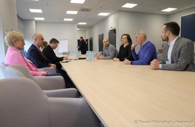 Marszałek Województwa Lubuskiego Marcin Jabłoński odwiedził firmę Hermes Fulfilment w Koninie Żagańskim