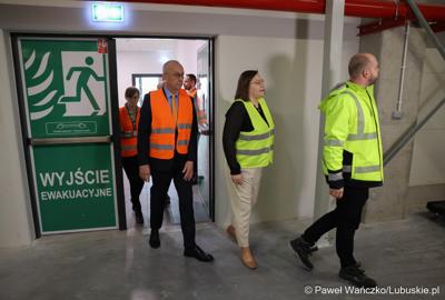 Marszałek Województwa Lubuskiego Marcin Jabłoński odwiedził firmę Hermes Fulfilment w Koninie Żagańskim