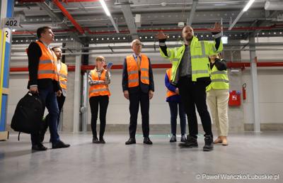 Marszałek Województwa Lubuskiego Marcin Jabłoński odwiedził firmę Hermes Fulfilment w Koninie Żagańskim