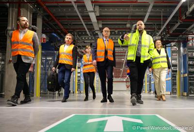 Marszałek Województwa Lubuskiego Marcin Jabłoński odwiedził firmę Hermes Fulfilment w Koninie Żagańskim