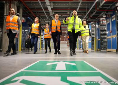 Marszałek Województwa Lubuskiego Marcin Jabłoński odwiedził firmę Hermes Fulfilment w Koninie Żagańskim