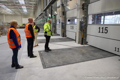 Marszałek Województwa Lubuskiego Marcin Jabłoński odwiedził firmę Hermes Fulfilment w Koninie Żagańskim