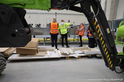 Marszałek Województwa Lubuskiego Marcin Jabłoński odwiedził firmę Hermes Fulfilment w Koninie Żagańskim