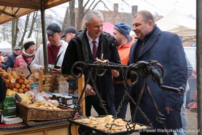 Dariusz Legutowski (z lewej) i Grzegorz Potęga na Kaziukach w Muzeum Etnograficznym w Zielonej Górze-Ochli 