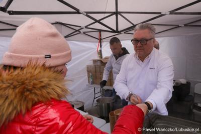 Robert Sowa częstuje żurkiem uczestników Kaziuków w Muzeum Etnograficznym w Zielonej Górze-Ochli 