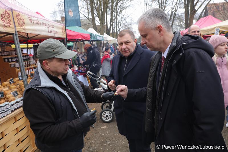 Grzegorz Potęga (w środku) i Dariusz Legutowski (z prawej) na Kaziukach w Muzeum Etnograficznym w Zielonej Górze-Ochli