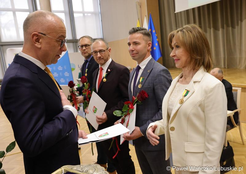 Podczas poniedziałkowej (18 marca 2024 r.) sesji Sejmiku wręczono "Odznaki Honorowe za Zasługi dla Województwa Lubuskiego".