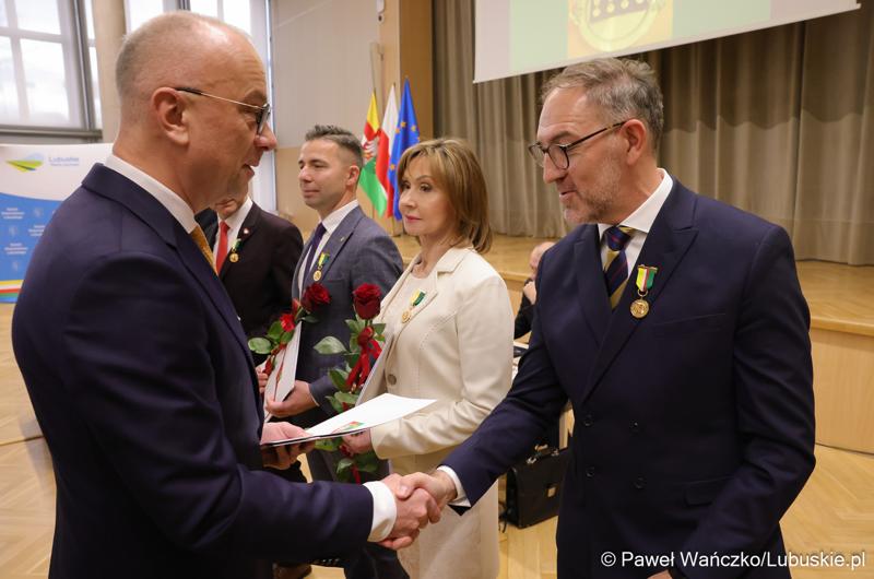 Podczas poniedziałkowej (18 marca 2024 r.) sesji Sejmiku wręczono "Odznaki Honorowe za Zasługi dla Województwa Lubuskiego".