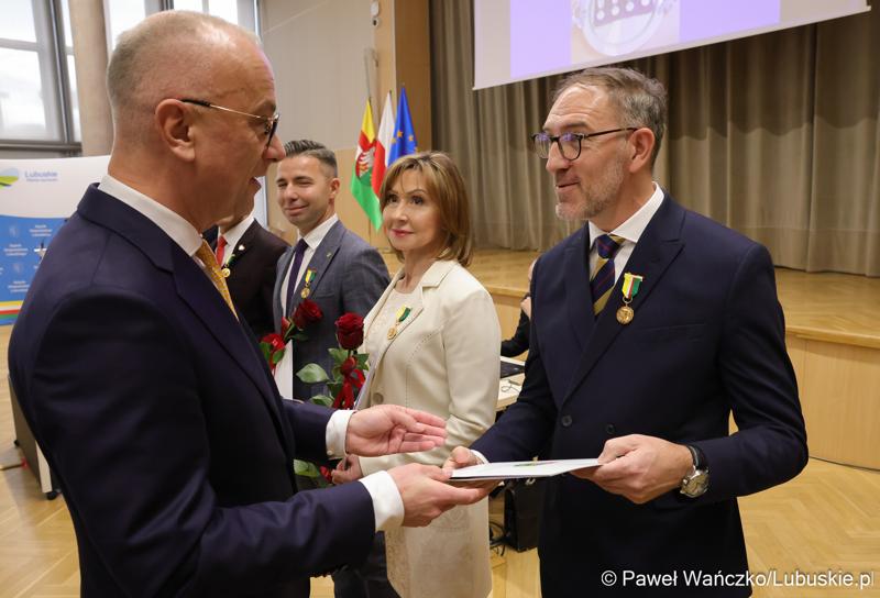 Podczas poniedziałkowej (18 marca 2024 r.) sesji Sejmiku wręczono "Odznaki Honorowe za Zasługi dla Województwa Lubuskiego".