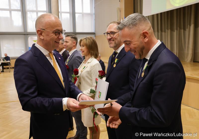 Podczas poniedziałkowej (18 marca 2024 r.) sesji Sejmiku wręczono "Odznaki Honorowe za Zasługi dla Województwa Lubuskiego".