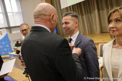 Podczas poniedziałkowej (18 marca 2024 r.) sesji Sejmiku wręczono "Odznaki Honorowe za Zasługi dla Województwa Lubuskiego".