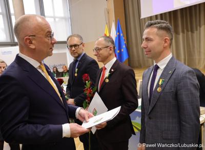 Podczas poniedziałkowej (18 marca 2024 r.) sesji Sejmiku wręczono "Odznaki Honorowe za Zasługi dla Województwa Lubuskiego".