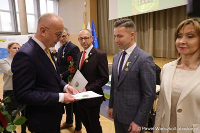 Podczas poniedziałkowej (18 marca 2024 r.) sesji Sejmiku wręczono "Odznaki Honorowe za Zasługi dla Województwa Lubuskiego".
