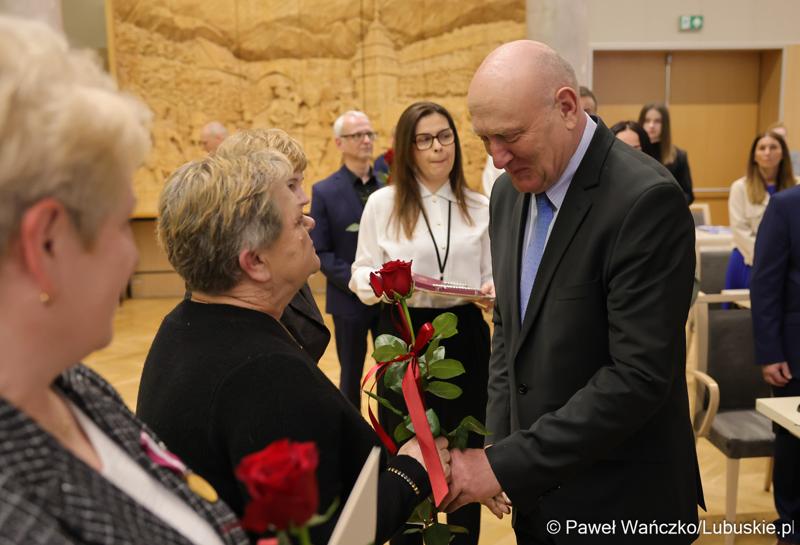 Pracownicy Urzędu Marszałkowskiego z medalami za długoletnią służbę