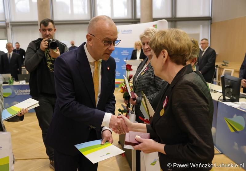 Pracownicy Urzędu Marszałkowskiego z medalami za długoletnią służbę
