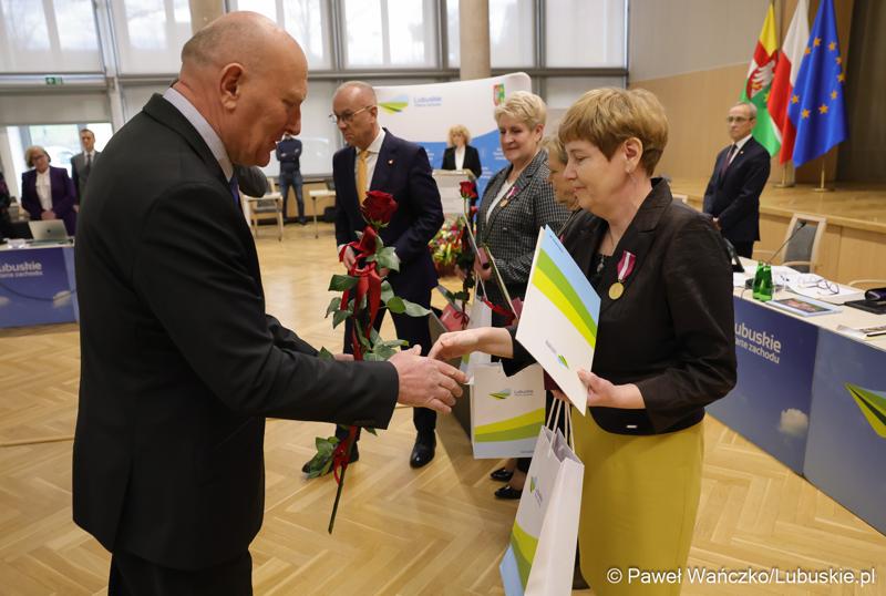 Pracownicy Urzędu Marszałkowskiego z medalami za długoletnią służbę