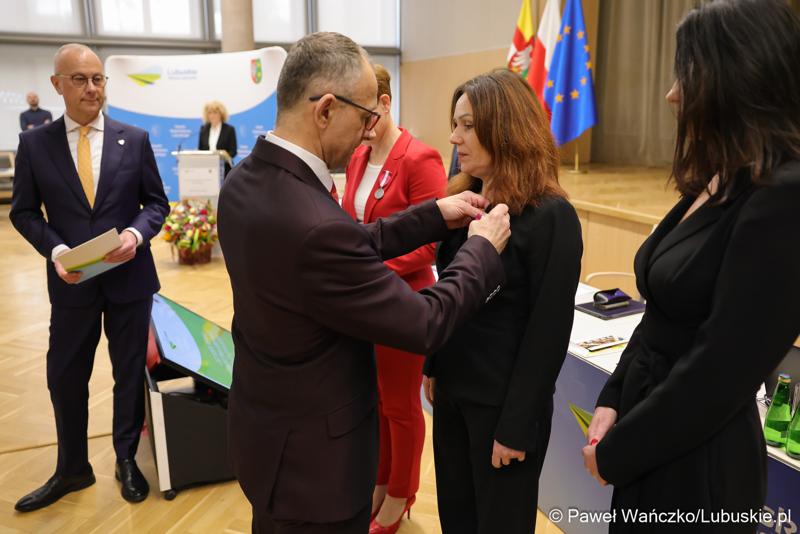 Pracownicy Urzędu Marszałkowskiego z medalami za długoletnią służbę