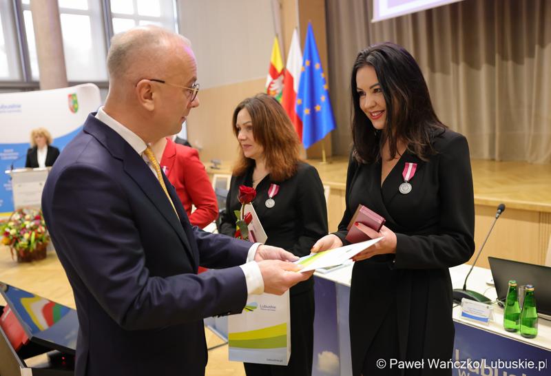 Pracownicy Urzędu Marszałkowskiego z medalami za długoletnią służbę