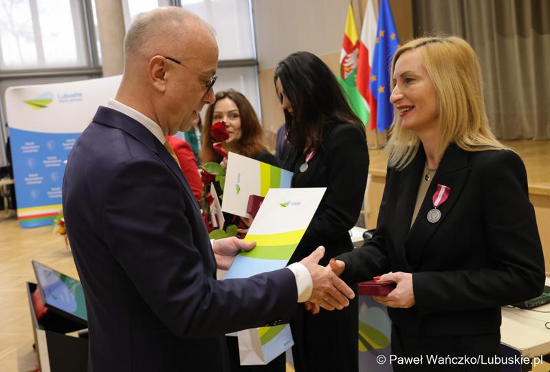Pracownicy Urzędu Marszałkowskiego z medalami za długoletnią służbę